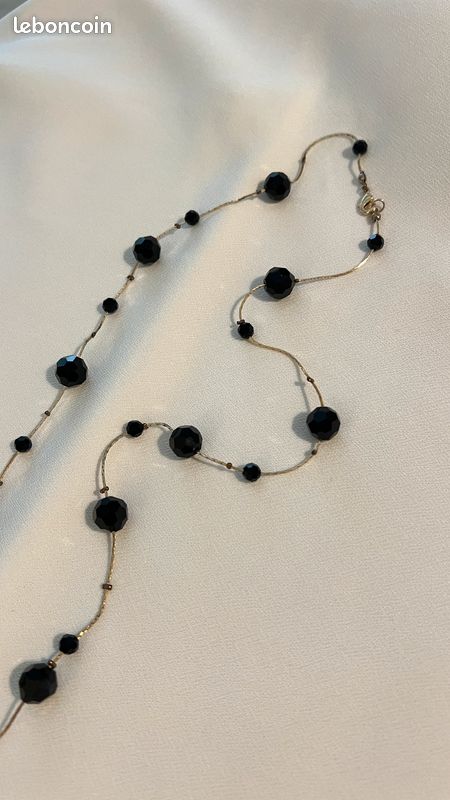 Long collier doré avec perles noires (image 2)