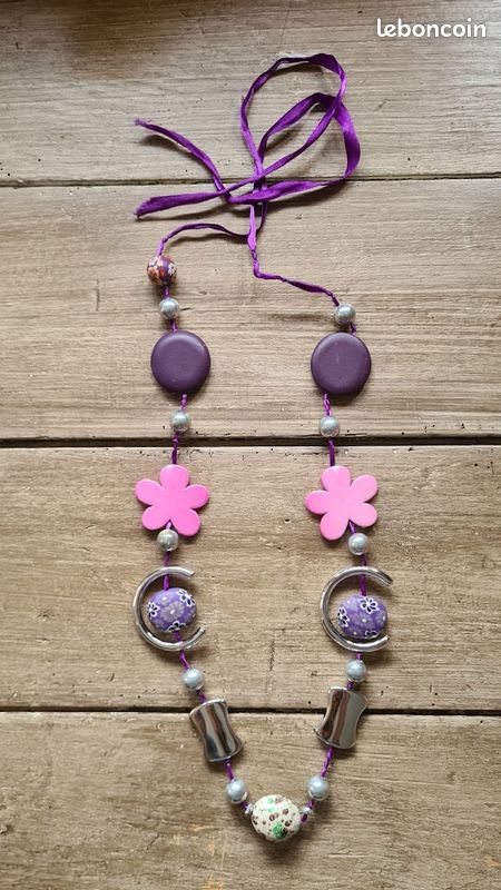 Collier rose et argenté avec fleurs - Un grand marché