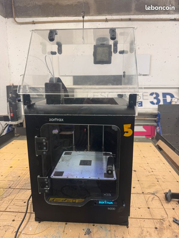 Imprimante 3D Zortrax M200 D'occasion - Avec Plateau Chauffant Et Carte SD, état Fonctionnel, Fabriquée En Pologne