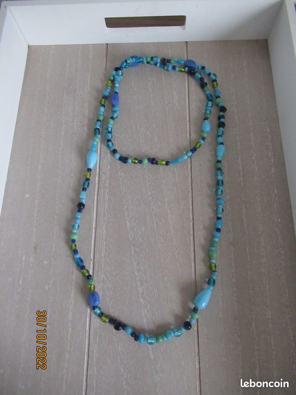 Joli collier sautoir en perles tons bleus TTBE (image 1)
