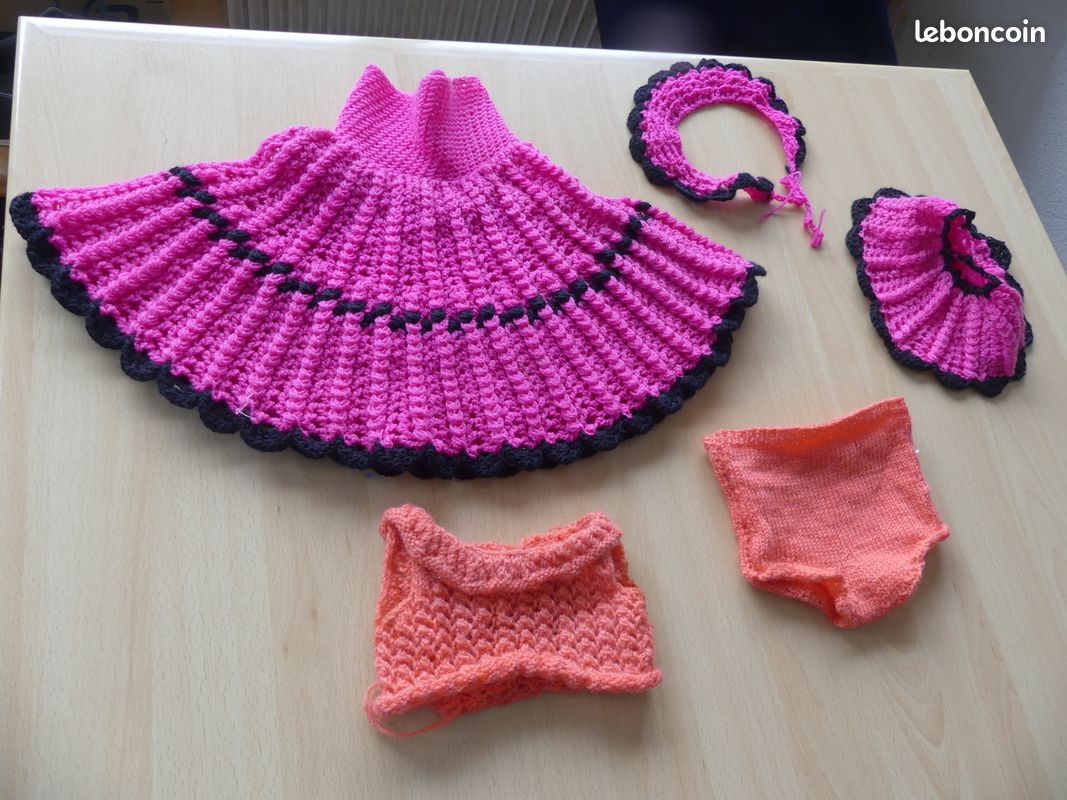 Vêtements de poupées crochetés en laine (image 1)