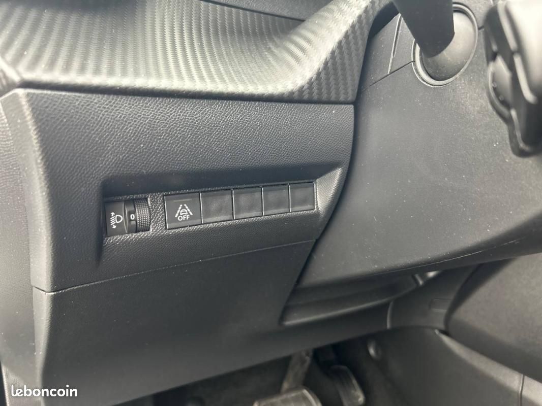 Peugeot 2008 BlueHDi 130 S&S EAT8 - Allure Pack (image 19)