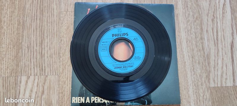 45 tours Johnny Hallyday "Ne tuez pas la liberté" (image 4)