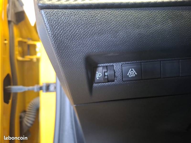 Peugeot 208 PureTech 100 S&S BVM6 Allure (image 23)