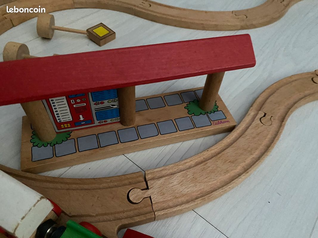 Boîte jeux en bois pour enfants train, gare, rails, immeuble, panneaux (image 4)