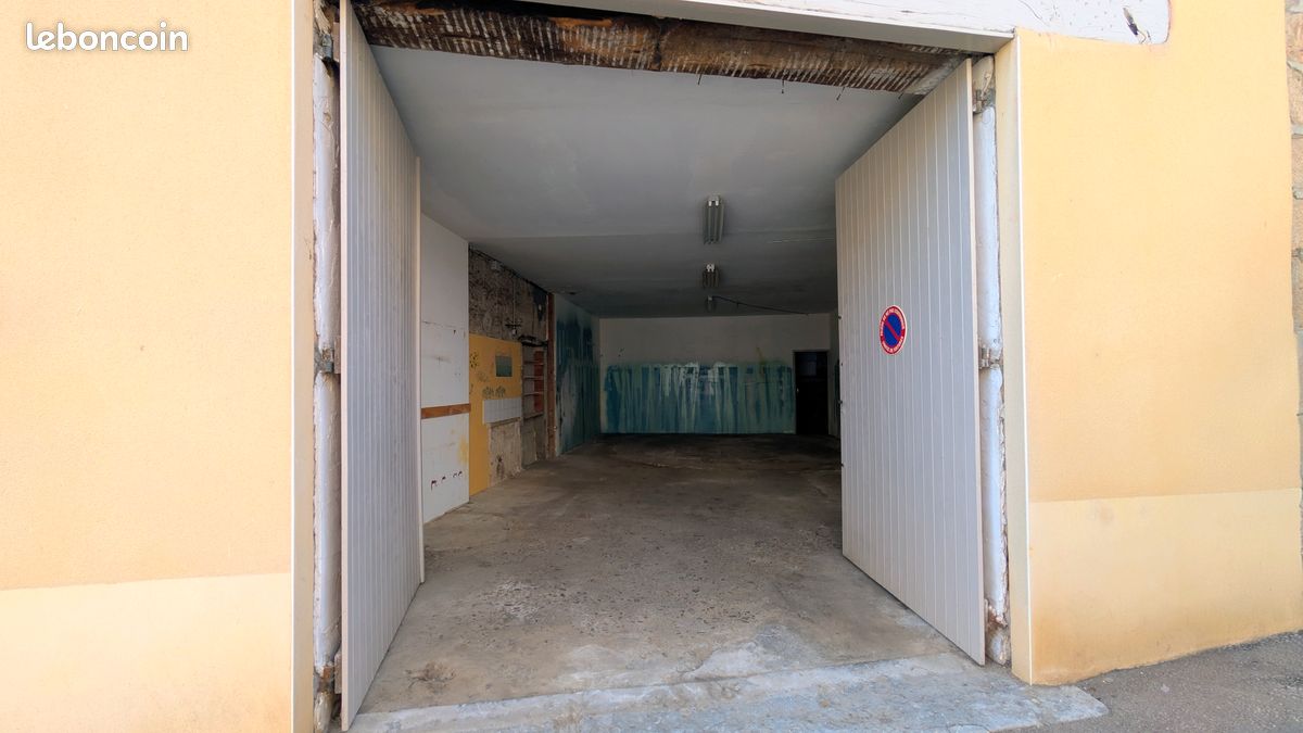 Grand garage / Entrepôt de 63 m² · à Tramayes · 250 €