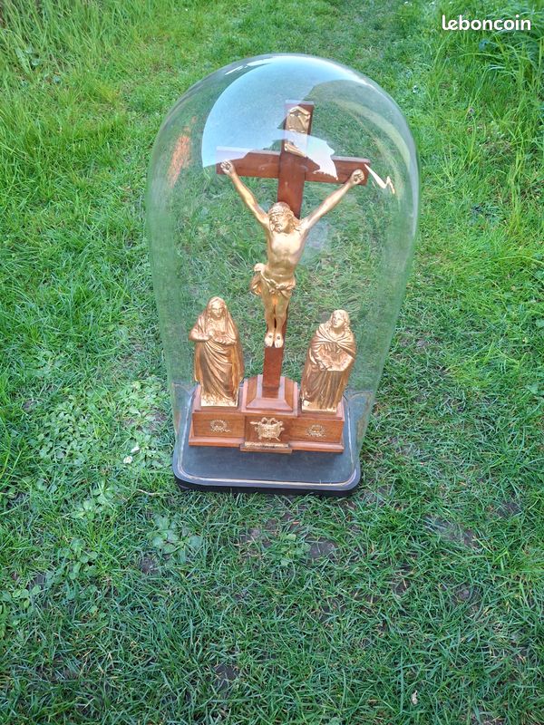 Christ sous cloche (image 1)