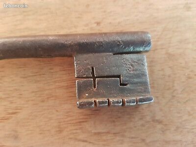 Ancienne clé en fer forgé XVIème de mariage coffre avec armoiries couronne (image 7)