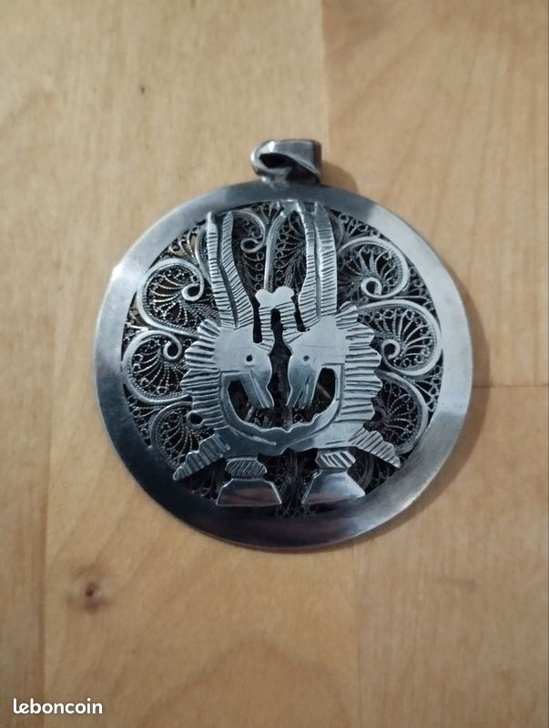 Très joli pendentif ethnique ciselé en argent (image 1)