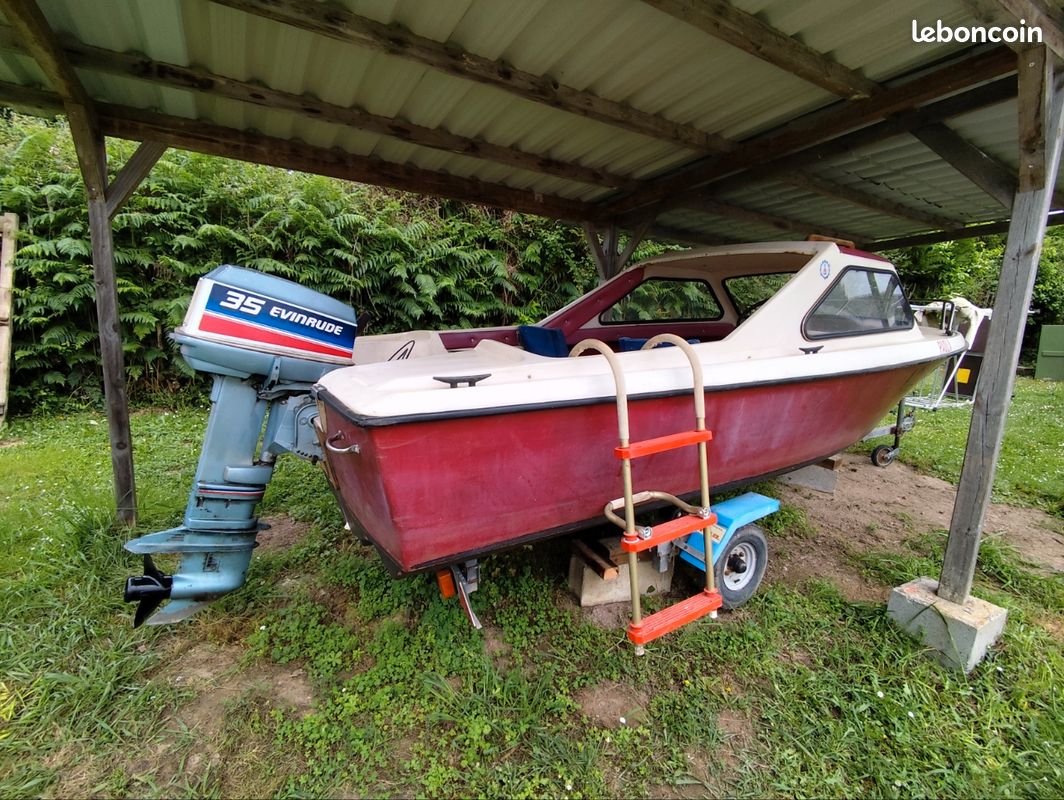 Jetez Lancre Les Jumelles Le Bateau Pneumatique Avec Moteur Et Licône