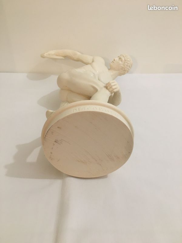 Statue de l'homme nu Olympic en résine (image 8)