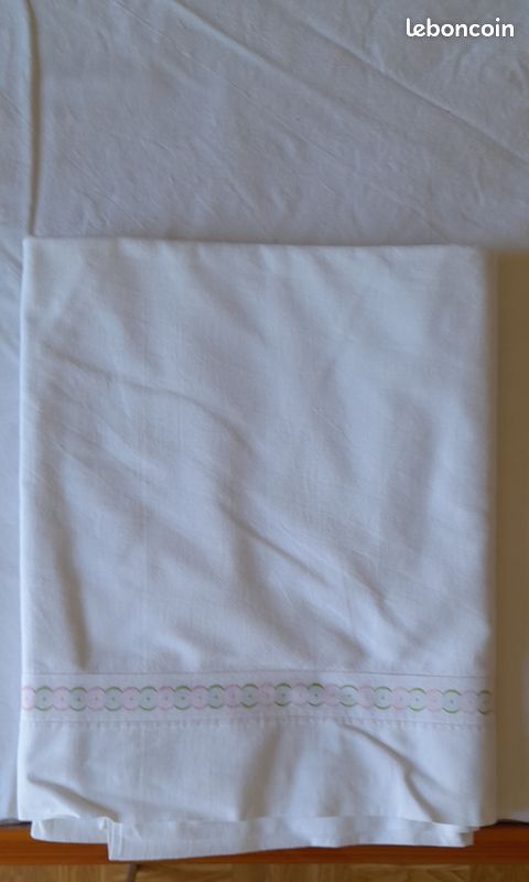 Drap blanc lisiere vert et rose (image 1)