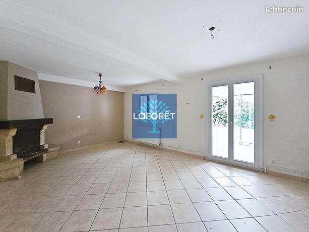https://img.leboncoin.fr/api/v1/lbcpb1/images/9d/5f/12/9d5f12e927e61746f933a930a4fa53a536113c54.jpg?rule=ad-image