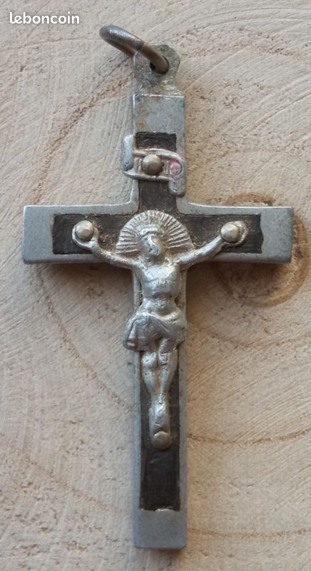 Croix pendentif ancienne avec le Christ vintage année 1950 (image 1)