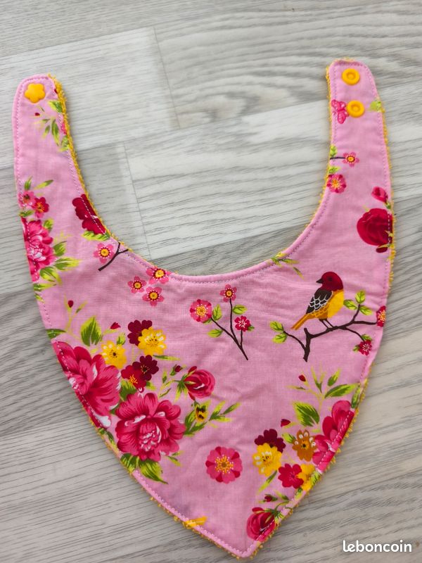 Bavoir bandana (image 1)