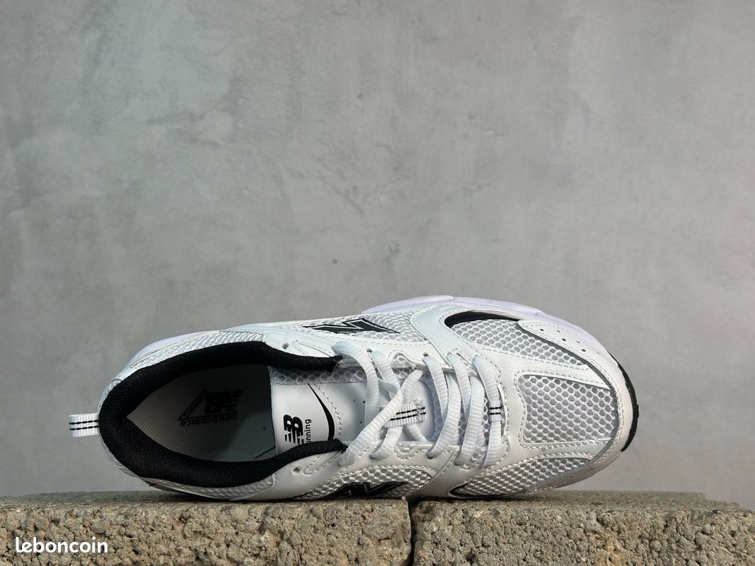 Chaussure NEW balance Femme Noir et blanc 5\30 chaussure (image 3)