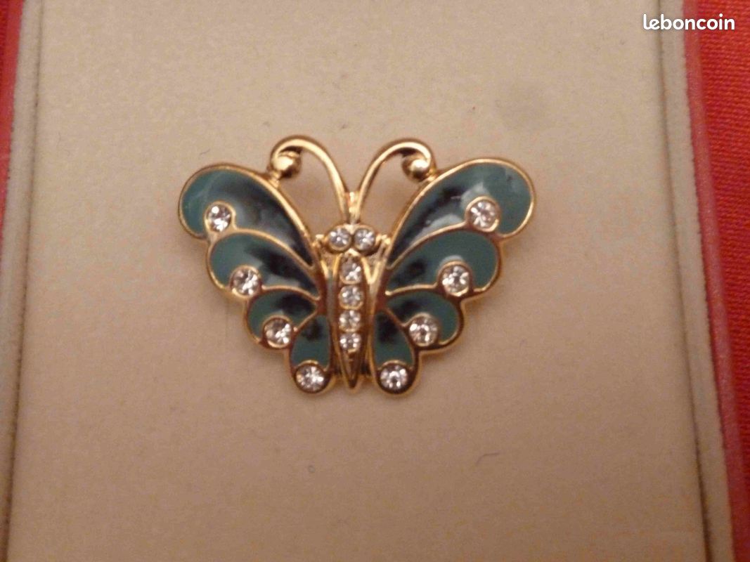Broche papillon et strass (image 1)