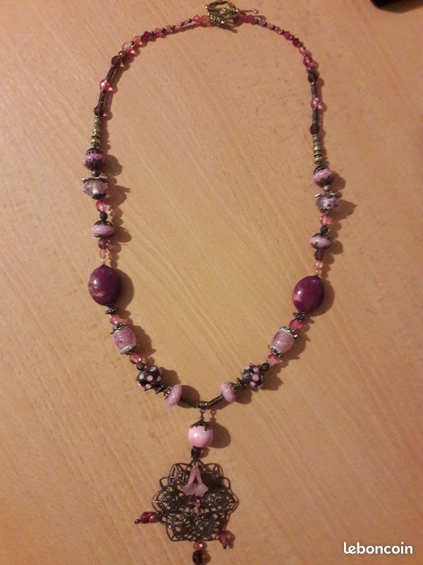 Collier sautoir fleur et perles en verre roses de créatrice (image 1)