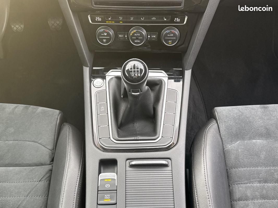Volkswagen Passat SW Highline 1.4 TSI 150 ch / Virtual Cockpit Toit panoramique Caméra LED (image 24)