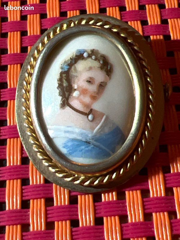 Lot De 2 Broches Anciennes - Camée Coquillage Et Porcelaine - Métal Doré - Occasion Bon état