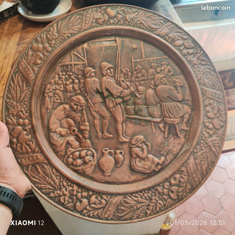 Plat décoratif en cuivre repoussé scène taverne médiévale vintage (image 1)