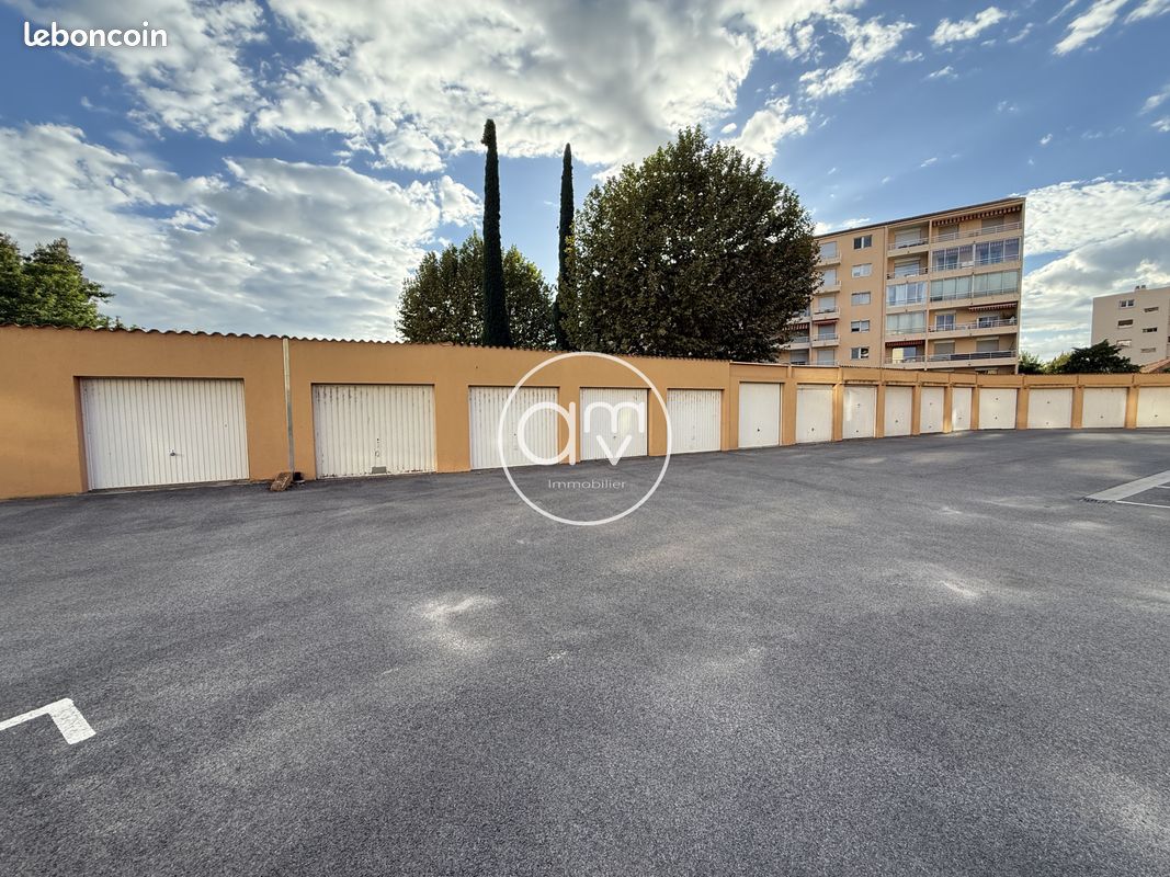 Parking 13 m² · à Hyères · 13 m² · 110 €/mois