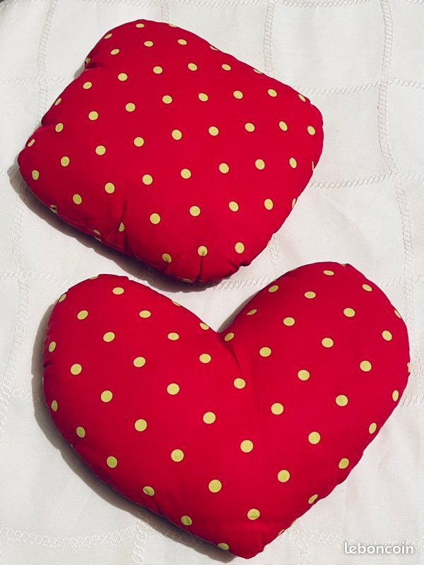 Lot de deux coussins rouge en très bon état (image 1)