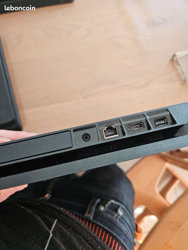 Lot de 1 ps4 et 1 ps4 slim pour piece - Consoles