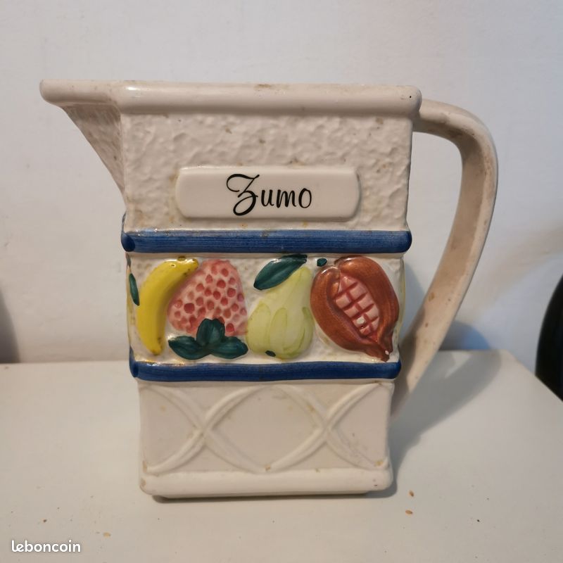 Pichet / Carafe vintage en céramique relief « Zumo » – H 19 cm – Style Barbotine (image 1)