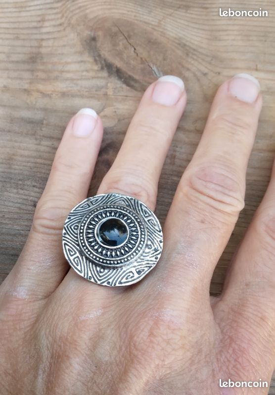 Grosse Bague pierre noire ethnique Montres Bijoux