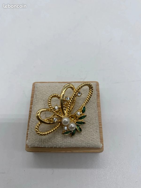 Broche Vintage Dorée – Strass, Forme Ruban Noué Avec Perle Imitation, 6,5 X 4 Cm (parfait état)