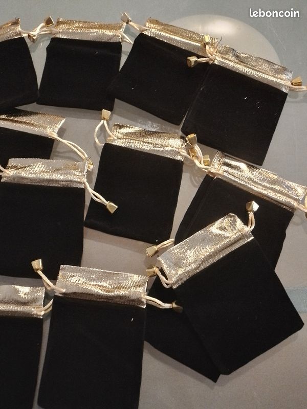 Lot de 25 grandes pochettes pour bijoux en velours NEUVES écrin noir doré (image 2)