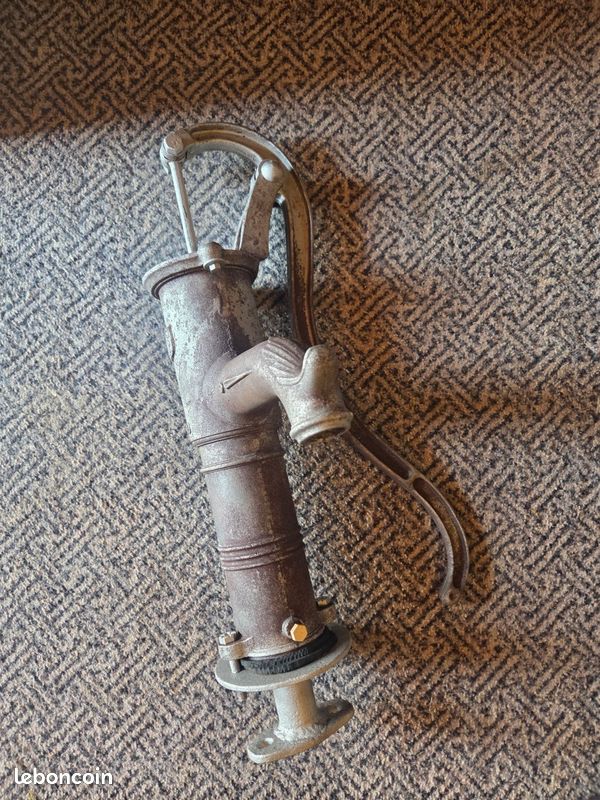 Pompe a eau manuelle (image 1)