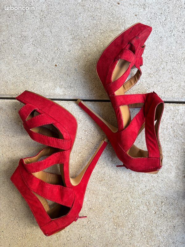 Escarpins De Soirée Noirs, Taille 38, Talons Très Hauts Aiguille – Occasion En Très Bon état