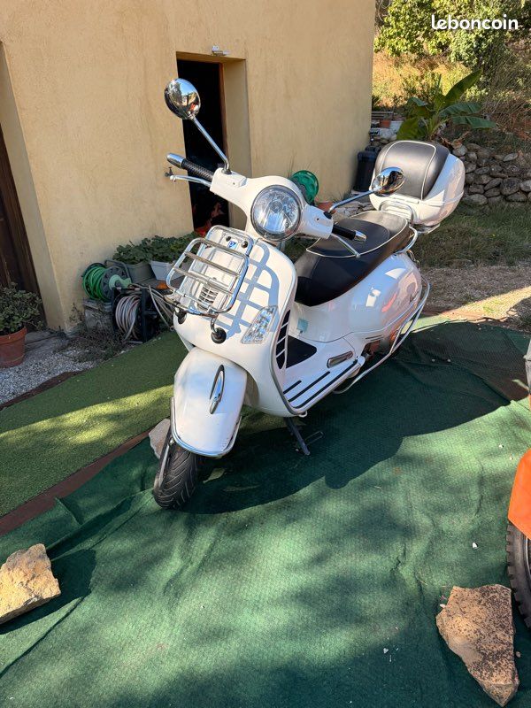 À vendre VESPA GTS 300 SUPER (image 1)