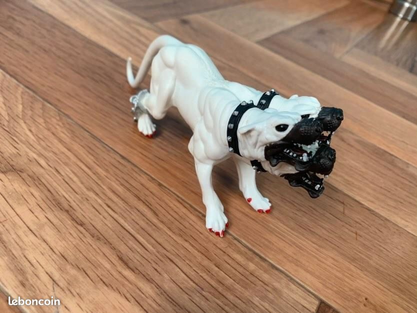 Figurine de chien à trois têtes (image 2)