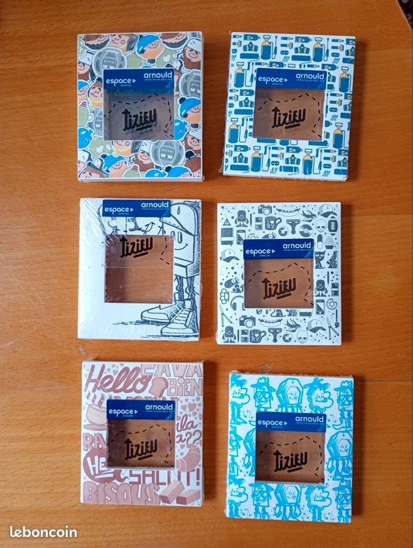 Lot De 2 Plaques De Propreté / Enjoliveurs Arnould Evolution - Modèle TIZIEU MULTI FONT - Neuf Sous Blister