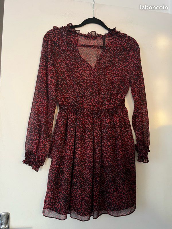 Robe courte légère imprimée noir bordeaux Marque Zara Vêtements