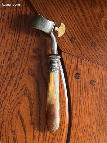 Manche à gigot, le manche d'argent fourré guilloché à pans coupés