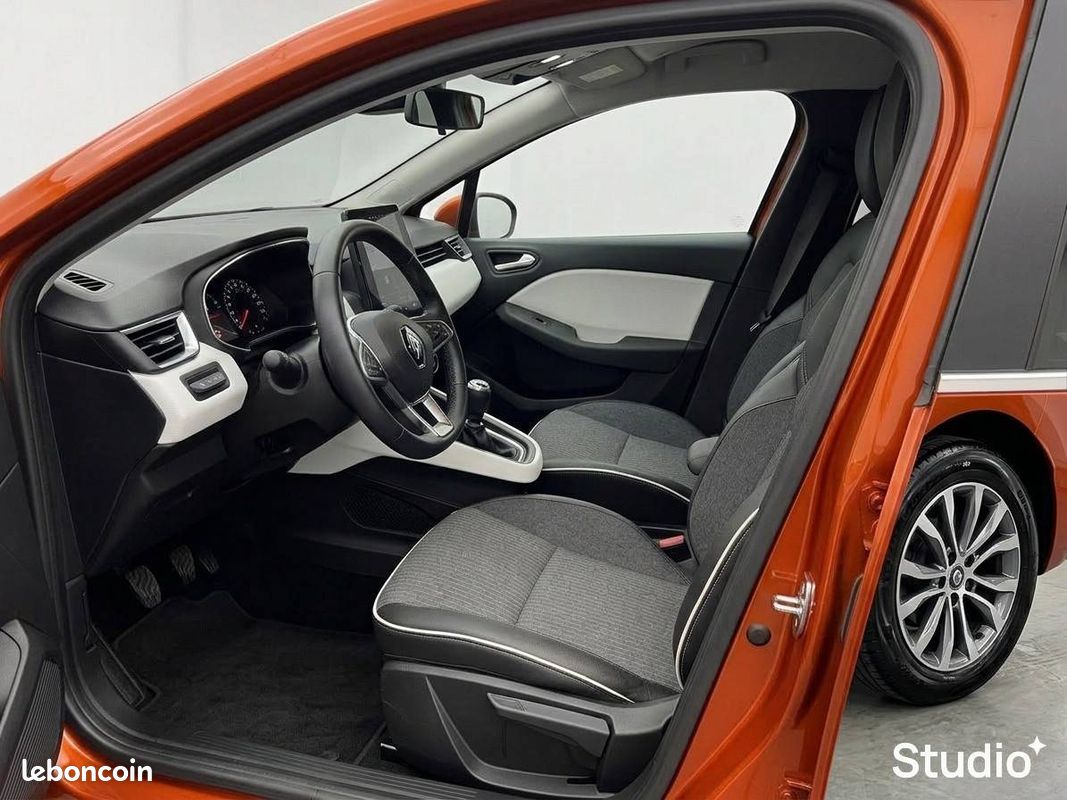 RENAULT Clio TCe 90 Techno (image 13)