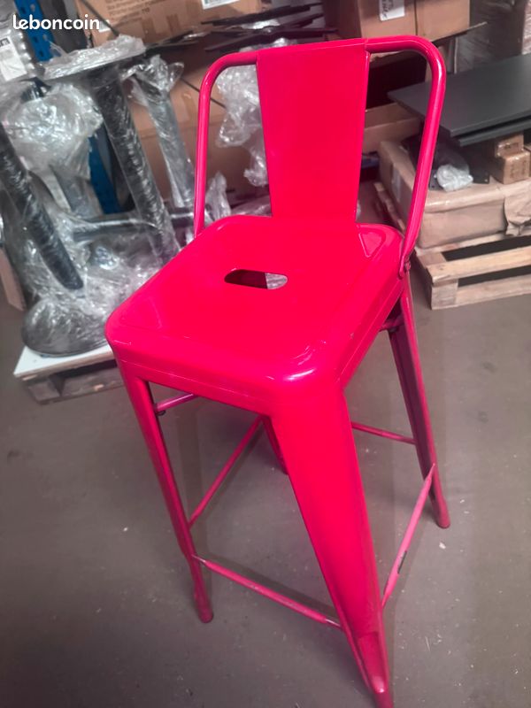 Chaises hautes de bar rouges en acier – lot disponible (image 1)