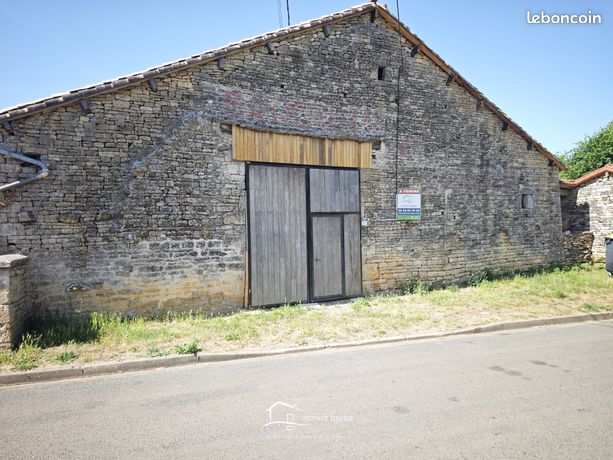 Parking/box Sainte-Soline