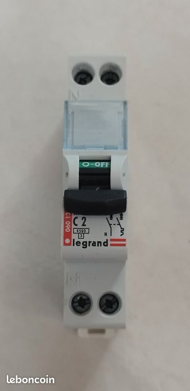 4 disjoncteurs C2 Legrand Réf : 06012 (image 1)