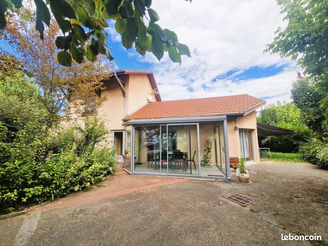 Maison 10 pièces 312 m² · à Bourgoin-Jallieu · 312 m² · 550 000 €