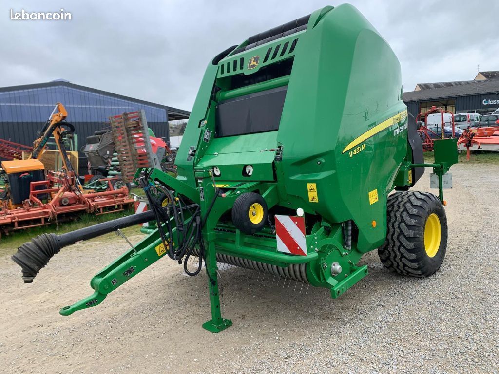 John Deere 451M (image 8)