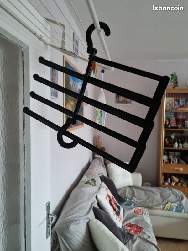 Vend cintre pour mettre plusieurs vêtements accrocher dans l armoire gain de places ne fait pas de vente relay (image 2)
