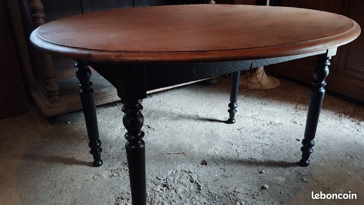 Table ovale en bois plateau brut pieds noirs (image 1)