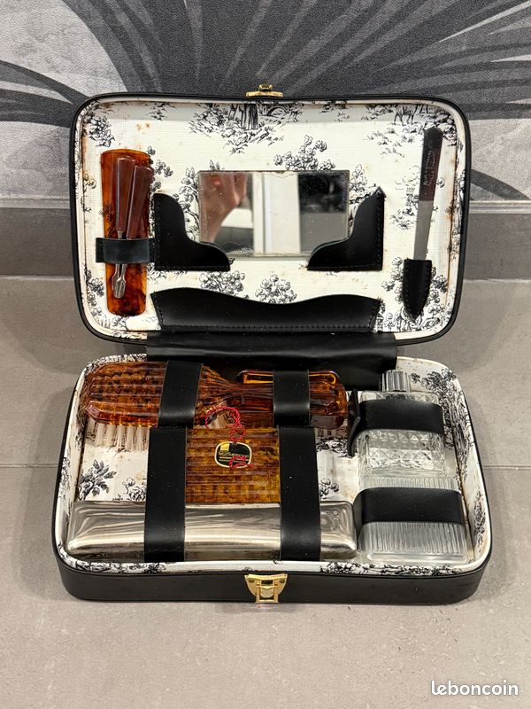 Trousse De Maquillage Vintage – Multicouleur, Occasion, Parfaite Pour Collection Ou Usage Quotidien