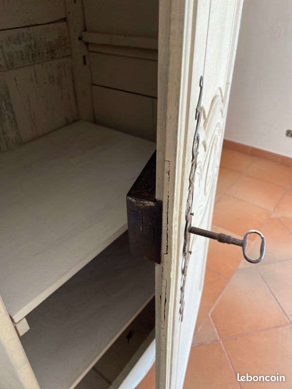 Armoire ancienne patinée blanche (image 9)