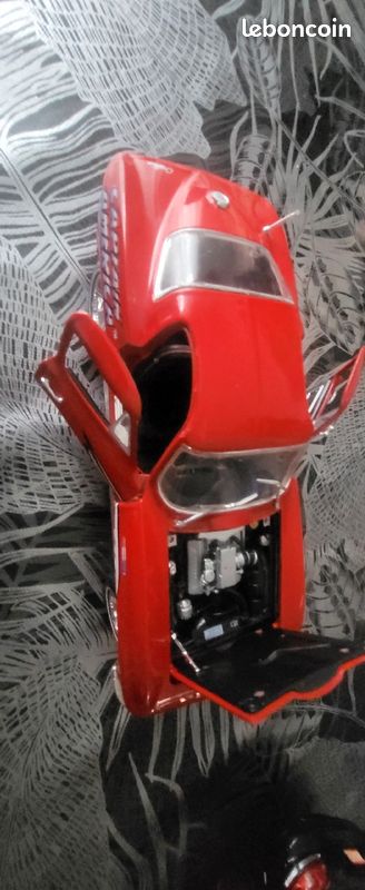 Voiture de collection MARVEL (image 1)
